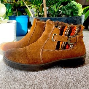 Suede Ankle boots with yarn design